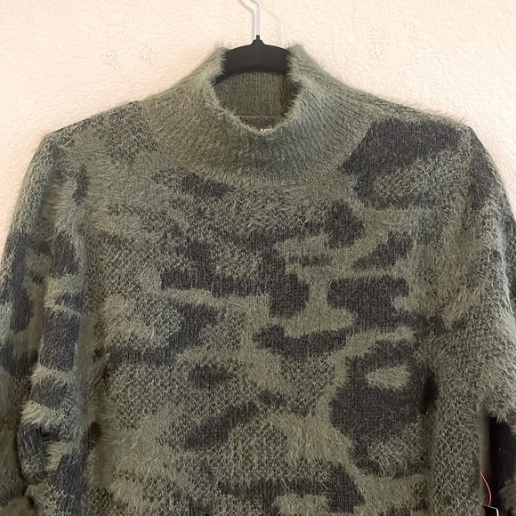 Fate DailyLook Women’s Sweater Small Green Camo Mock Neck Fuzzy Contemporary - Picture 7 of 17